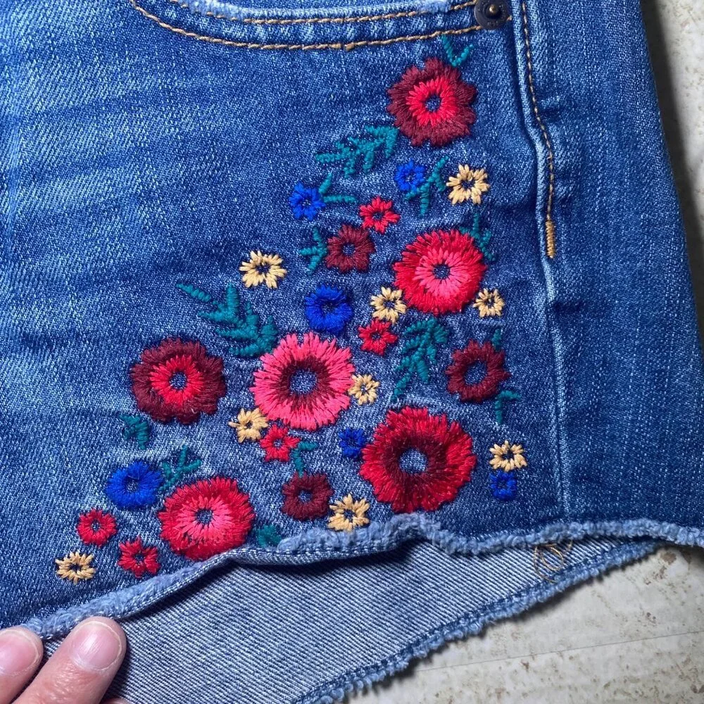 Gap Womens Embroidered Denim Shorts Size 2 With Floral Design & Frayed Hem‎